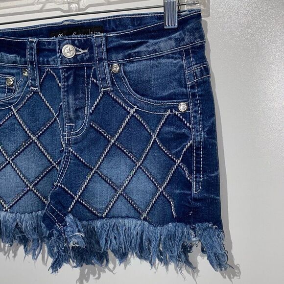 Stella In Dreams Women's Blue Mid Rise Embellished Fringe Jean Shorts Size 27 - Picture 3 of 8